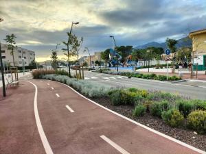 een lege weg met bloemen aan de kant van de weg bij Miami Platja cerca del mar in Miami Platja