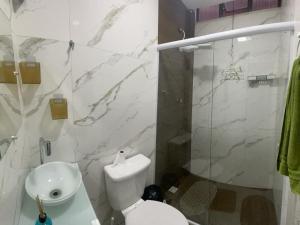 Um banheiro em Apartamento na Praia do Forte em Cabo Frio apto N113