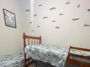 Cama ou camas em um quarto em Apartamento na Praia do Forte em Cabo Frio apto N113