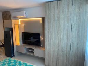 Μια τηλεόραση ή/και κέντρο ψυχαγωγίας στο Apartamento Hotel estelar