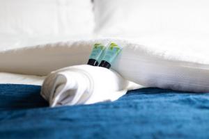 a pair of toothbrushes sitting on top of a bed at HIGH STREET APARTMENT, SLEEPS 6 GUESTs! in Bedworth