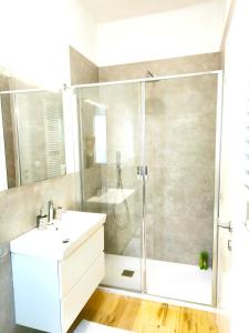 a bathroom with a shower and a white sink at Appartamento "Laghetto 1" con tre camere e bagni privati cucina in condivisione in Castel San Pietro Terme +18 photos