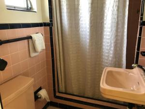 Koupelna v ubytování Scoot Inn + 5 fotografií