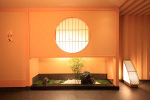 Habitación con ventana redonda y planta en Vessel Hotel Campana Kyoto Gojo en Kyoto