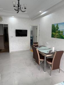 Uma televisão e/ou sistema de entretenimento em Tetouan Relax Apartement