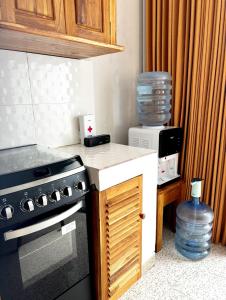 Η κουζίνα ή μικρή κουζίνα στο Peaceful Private 4 BR YY Bali Villa, Jimbaran Nusa Dua, In Central Kuta