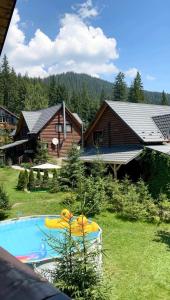 una casa con piscina nel cortile di Cottage Lavanda окремий котедж з каміном a Bukovel