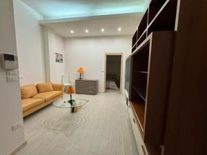 a living room with a couch and a television at desHouse in Molfetta