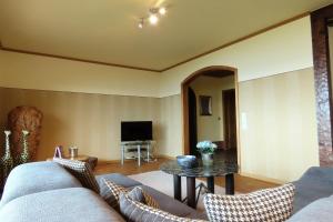una sala de estar con un sofá y una mesa en Droste 17 MBG - Whg A, en Meersburg
