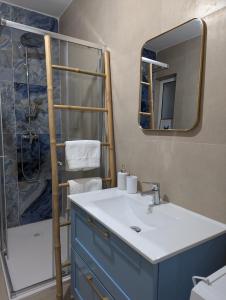 Ένα μπάνιο στο New central apartment close to promenade