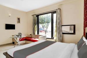 TV a/nebo společenská místnost v ubytování Hotel O Gurgaon 26