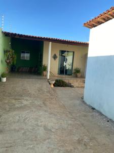 an empty yard in front of a house at Casa Grande com 4 camas, 2 Quartos com AR CONDICIONADO nos dois quartos in Juazeiro do Norte