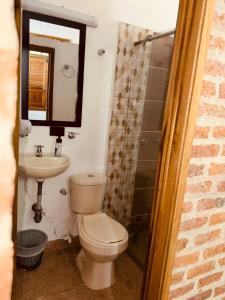布加Casa Encanto Buga的带马桶和水槽的浴室