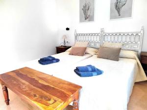 Una cama o camas en una habitación de Tamarindo 28, pool front,free WIFI 16 fotos más