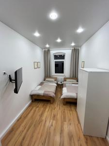 a room with four beds and a tv in it at Schöne Wohnung im Herzen Hannovers in Hannover