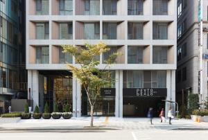 um edifício com pessoas a andar na frente dele em Hotel Peyto Samseong em Seul