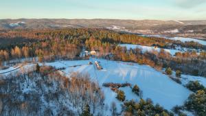 eine Luftaufnahme eines Hauses im Schnee in der Unterkunft Widokowe Stodoły Bieszczady - domy z panoramą połonin in Lesko + 62 Fotos