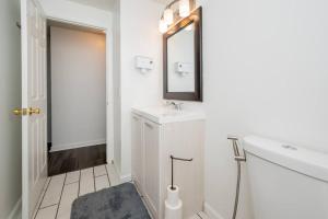 Ένα μπάνιο στο Crystal Ethan Lodge - 5 Bedroom Home