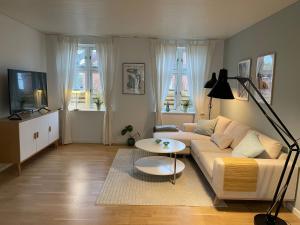 a living room with a couch and a table at Flot byhus 2 min fra Lalandia og Femern in Rødbyhavn