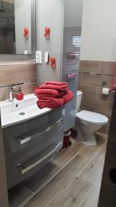 Ένα μπάνιο στο Les Chambres des 4 Vents - Chambres doubles à l'étage