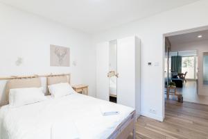 1 dormitorio blanco con 1 cama grande y sala de estar en Apartament MK - Na Szczyt, en Szczyrk