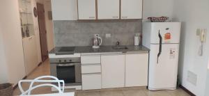 a kitchen with white cabinets and a refrigerator at Temporarios La Plata PLAZA MALVINAS! Cochera opcional! in La Plata