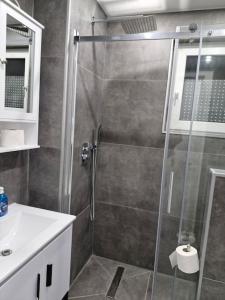 Ένα μπάνιο στο 3-Zimmer Wohnung in Ratingen - Nähe Düsseldorf Messe & Flughafen