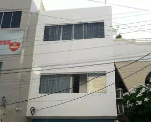 a white building with lots of windows on it at Excelente apartamento centro Paulo Afonso - 2 andar in Paulo Afonso