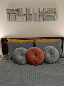 drie kussens op een bed bij Retro in Tríkala