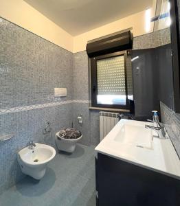 un baño con lavabo e inodoro en Rudy Apartment, en San Salvo