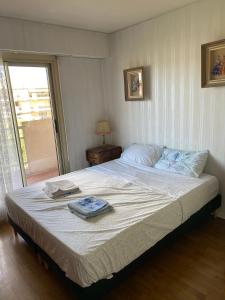 Giường trong phòng chung tại French Riviera Saint Raphaël Retreat +9 ảnh