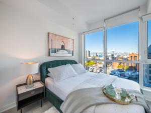 Postel nebo postele na pokoji v ubytování Parc Suites - Entertainment District Toronto