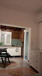 een keuken met een tafel en een bureau in een kamer bij Estudio pequeño in Madrid