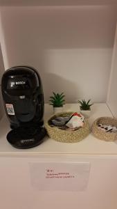 een zwart koffiezetapparaat op een aanrecht met planten bij Estudio pequeño in Madrid