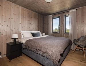 Ένα ή περισσότερα κρεβάτια σε δωμάτιο στο Moderne cabin with a mountain view
