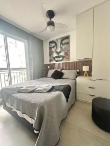 Un dormitorio con una cama y un ventilador de techo. en Studio próximo ao teatro Renault e hospitais, en São Paulo