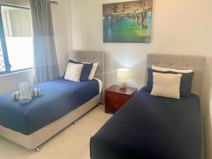 - une chambre avec 2 lits et une jetée dans l'établissement Marina Views On Melton 107-3 Melton Terrace, Townsville, à Townsville 16 autres photos