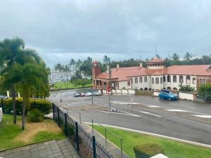 une vue d'une rue avec un bâtiment et une route dans l'établissement Marina Views On Melton 107-3 Melton Terrace, Townsville, à Townsville