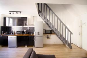 a kitchen with a staircase in the middle of a room at Triplex Lumineux à Cherbourg, hyper centre, 2 pas du Port & Vie Nocturne, Intendance Luxury Host in Cherbourg en Cotentin