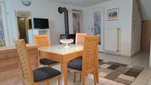 Televízia a/alebo spoločenská miestnosť v ubytovaní Apartment an der Hutweide