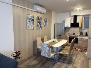 Η κουζίνα ή μικρή κουζίνα στο Brookforest Belvárosi Apartman