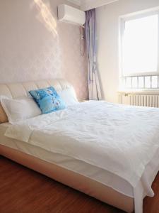 Postel nebo postele na pokoji v ubytování Tenchi's Frozen Apartment 冰雪奇缘主题冰雪大世界雪博会附近