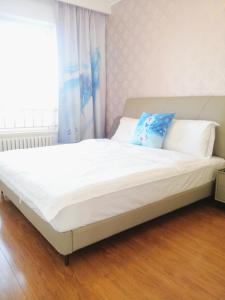 Postel nebo postele na pokoji v ubytování Tenchi's Frozen Apartment 冰雪奇缘主题冰雪大世界雪博会附近