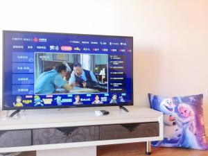 TV a/nebo společenská místnost v ubytování Tenchi's Frozen Apartment 冰雪奇缘主题冰雪大世界雪博会附近