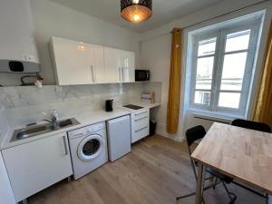 Kuchyň nebo kuchyňský kout v ubytování Studio Cosy Charme Ancien