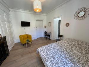 TV a/nebo společenská místnost v ubytování Studio Cosy Charme Ancien