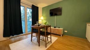 Televízia a/alebo spoločenská miestnosť v ubytovaní Modernes & ruhiges Apartment mit Balkon
