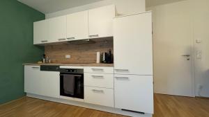 Kuchyňa alebo kuchynka v ubytovaní Modernes & ruhiges Apartment mit Balkon + 5 fotografií