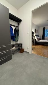 Televízia a/alebo spoločenská miestnosť v ubytovaní Modernes & ruhiges Apartment mit Balkon