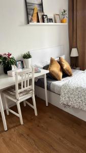 a bedroom with a bed and a table and a chair at Habitación en Madrid in Madrid